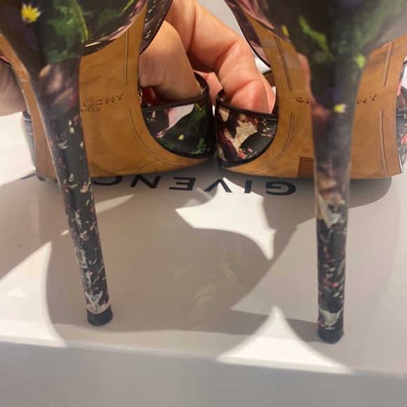 Givenchy Napa camouflage flower print. Size 40 - Picture 3 of 7